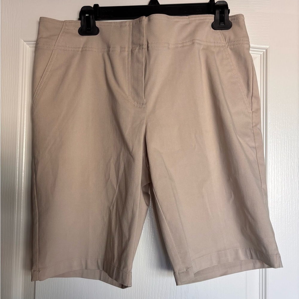 Izod NWT Golf Women's Bermuda Shorts khaki tan women’s size 10